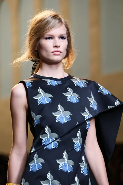 Look 16